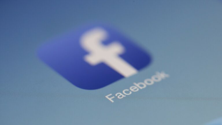 Чому Apple не любить Facebook