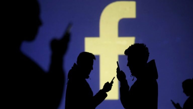 Facebook запустил архив политической рекламы